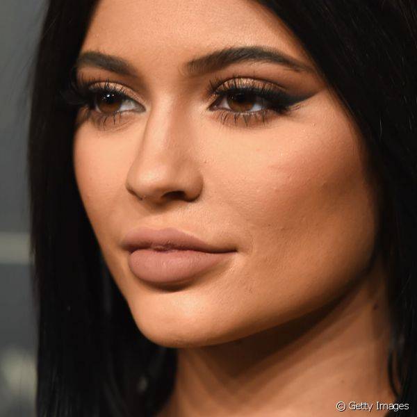 Um lábio inferior volumoso aumentado por meios artificiais, como o de Kylie Jenner, indica uma pessoa que adora aproveitar a vida ao máximo